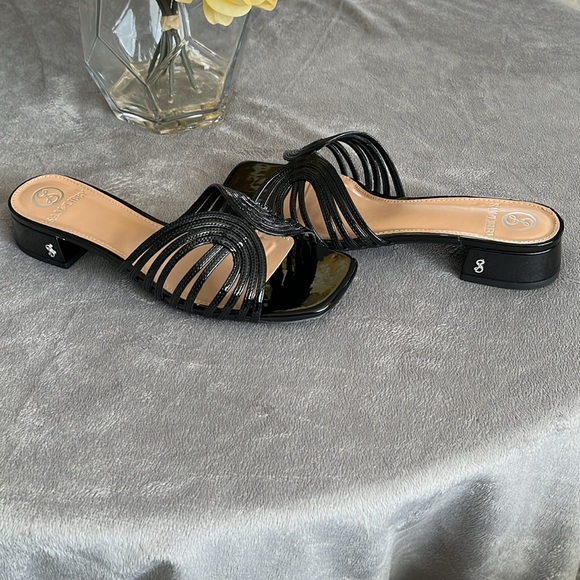 Women Black Patent Slip On Flat Sandals - Picture 2 of 5